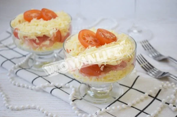 Салат з сиром, яйцем і креветками в мисках