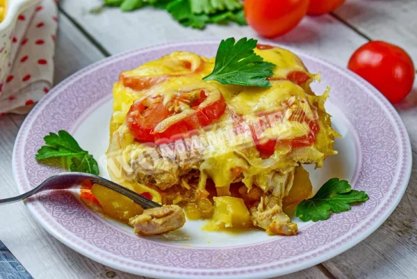 Куряче філе з картоплею і помідорами в духовці