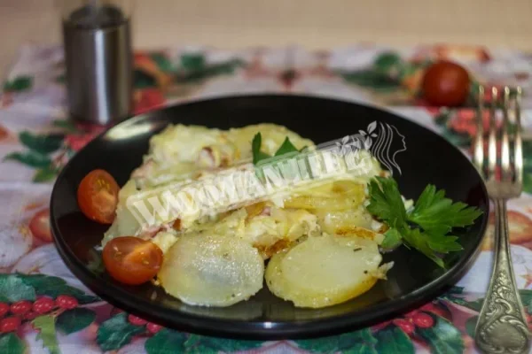 Картопля з копченою куркою в духовці
