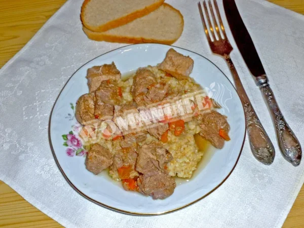 Свинина з цибулею та морквою