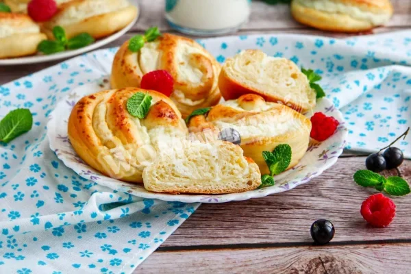Булочки з сиром з дріжджового тіста