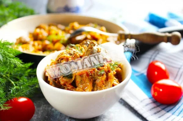Куряча печінка з капустою