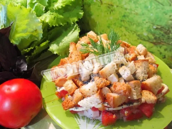 Салат з копченою куркою, білими грінками та маком