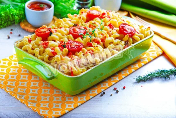 Ріжки з фаршем і сиром в духовці