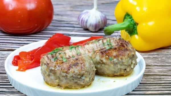 Соковиті котлети з фаршу з картоплею на сковороді