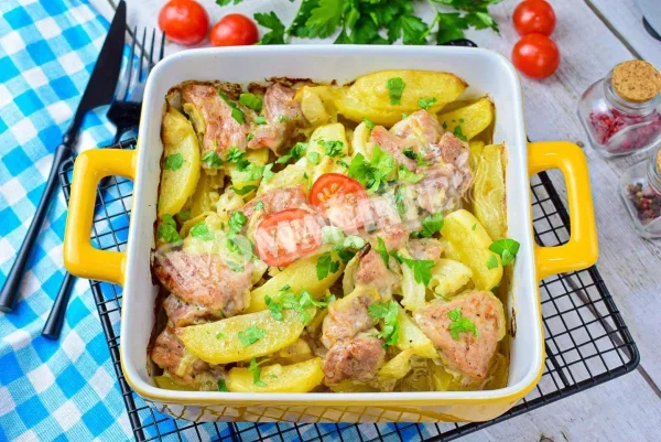 Запечене м'ясо з картоплею