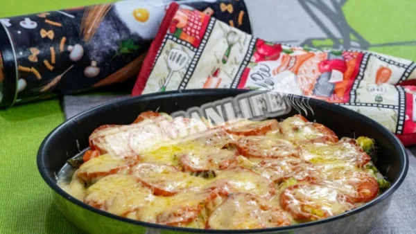 Куряче філе, запечене з замороженими овочами та сиром