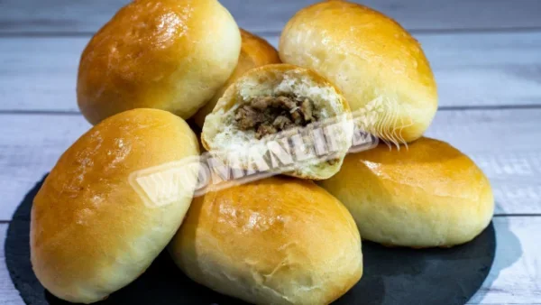 Дріжджові пиріжки з м'ясною начинкою в духовці