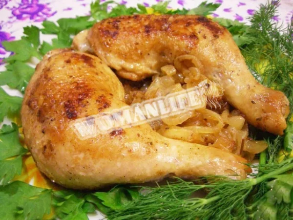 Курячі ніжки обсмажені з цибулею на сковороді