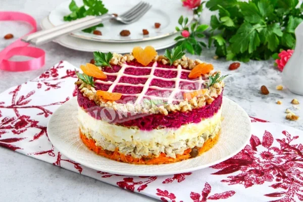 Салат Любитель з родзинками, горіхами та куркою