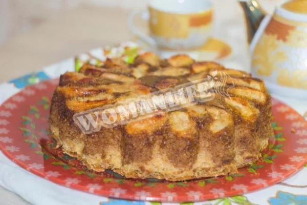 Медовий пиріг з яблуками та карамеллю
