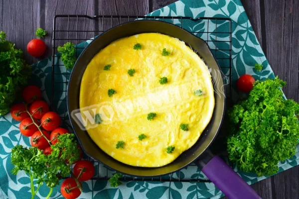 Класичний омлет на молоці на сковороді