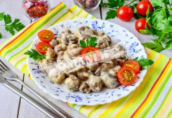 Гриби в вершках з сиром на сковороді