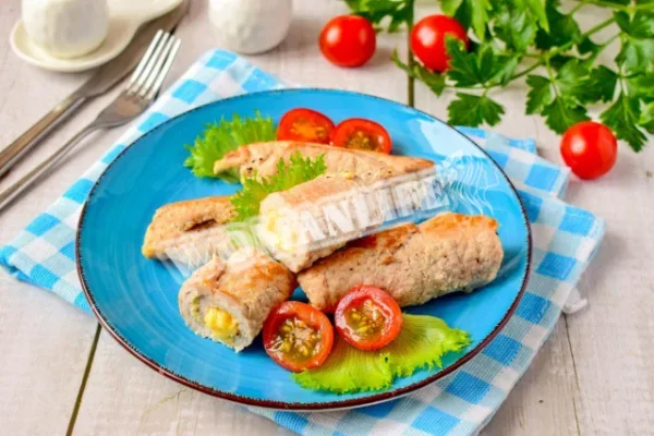 Свинячі рулетики з сиром на сковороді