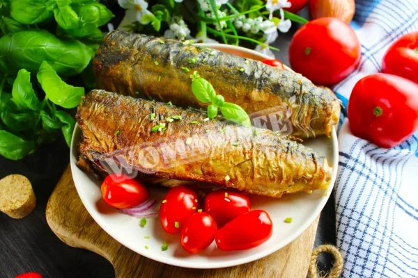 Скумбрія смажена в борошні на сковороді