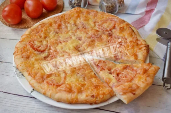 Піца з копченою ковбасою та сиром