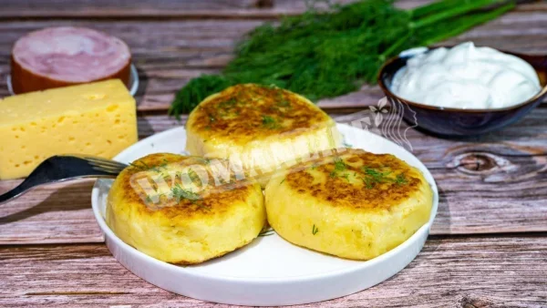 Картопляні котлети з сиром і шинкою