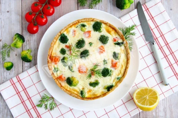Киш з лососем і брокколі