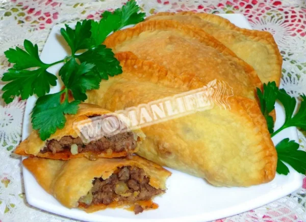 Чебуреки зі смаженим м'ясом
