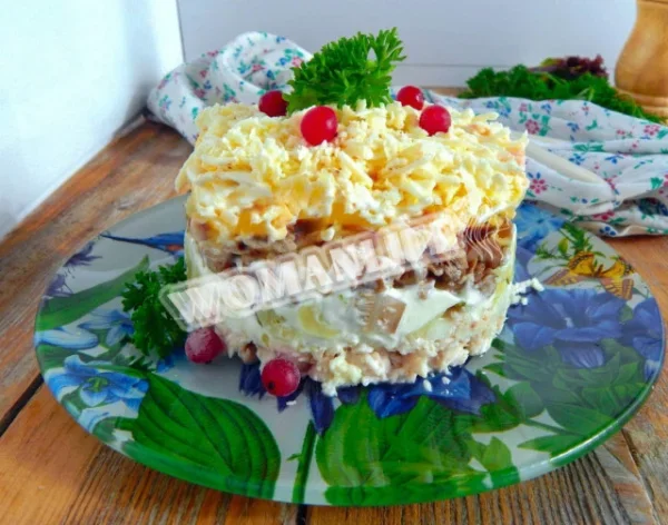 Багатошаровий салат з солоними грибами, сиром і куркою