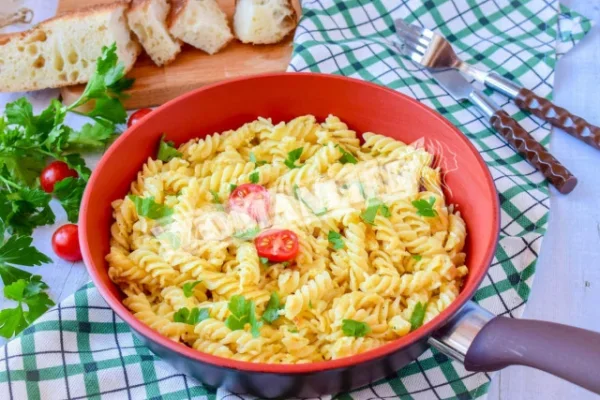 Макарони з сиром і яйцем на сковороді