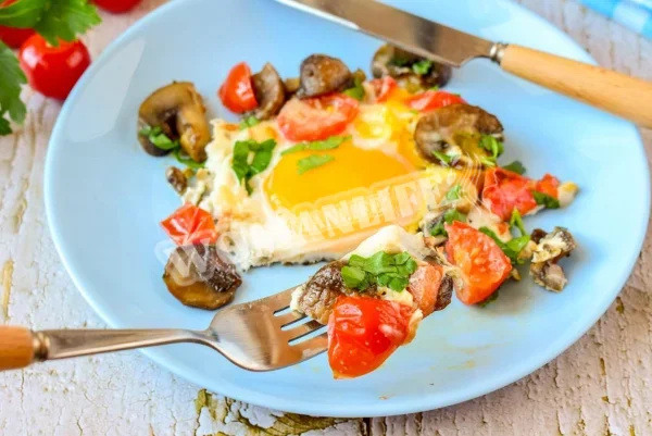 Яєчня з грибами, печерицями, помідорами та сиром
