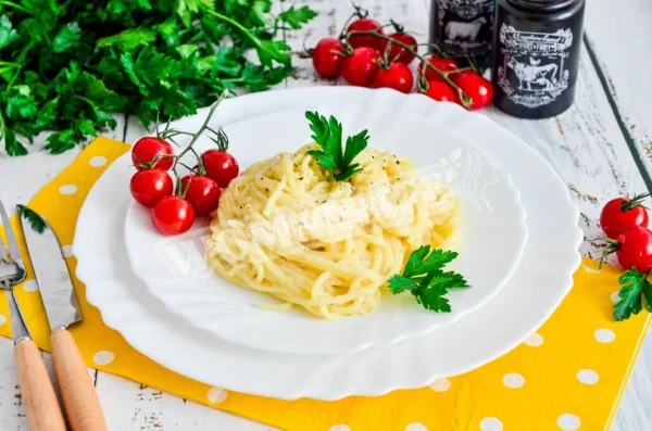 Макарони з сиром і яйцем