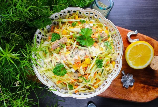Салат з рибними консервами, кукурудзою та яйцями
