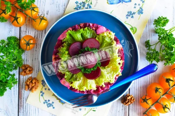 Салат з куркою, буряком і волоськими горіхами