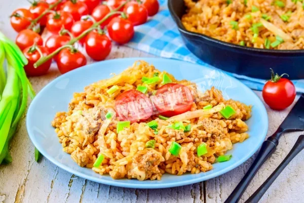 Тушкована капуста з фаршем і рисом на сковороді