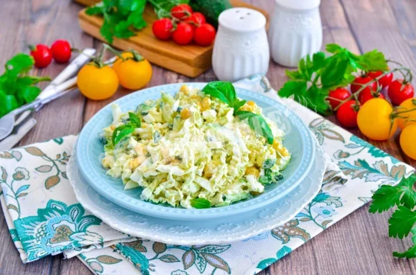Салат з пекінської капусти кукурудза яйця