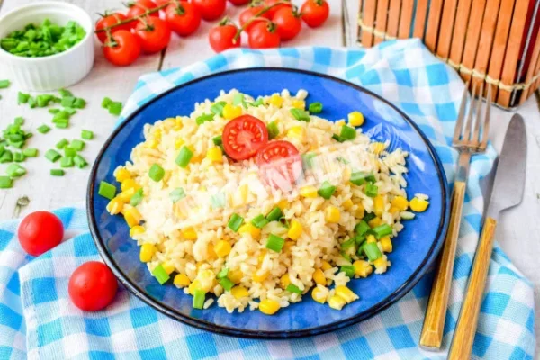 Смажений рис з кукурудзою та яйцем