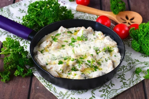 Індичка у вершковому соусі на сковороді