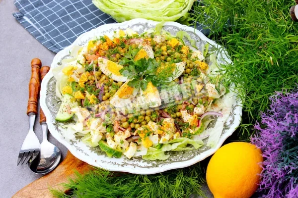 Салат з тунцем, горошком, яйцем і пекінською капустою