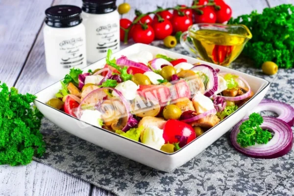 Салат з курячою грудкою, грибами і сиром