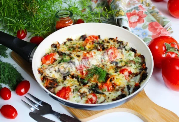 Печериці з сиром і помідорами на сковороді