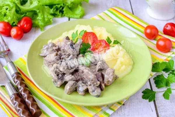 Куряча печінка з грибами