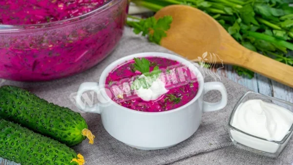 Холодний буряковий суп з яйцем і кефіром