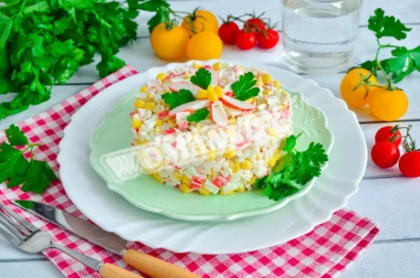 Салат з крабовими паличками, рисом і яйцем