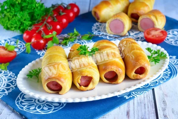 Сосиски в дріжджовому тісті в духовці
