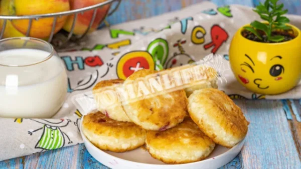 Сирні млинці з манною крупою і яйцем на сковороді