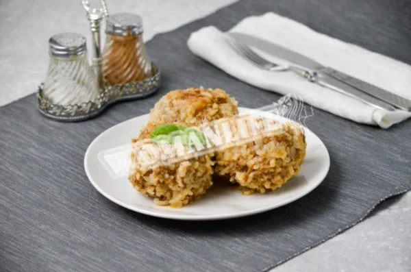 М'ясні їжачки на цибульній ложці на сковороді