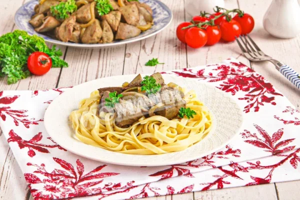 Печінка індички на сковороді з цибулею