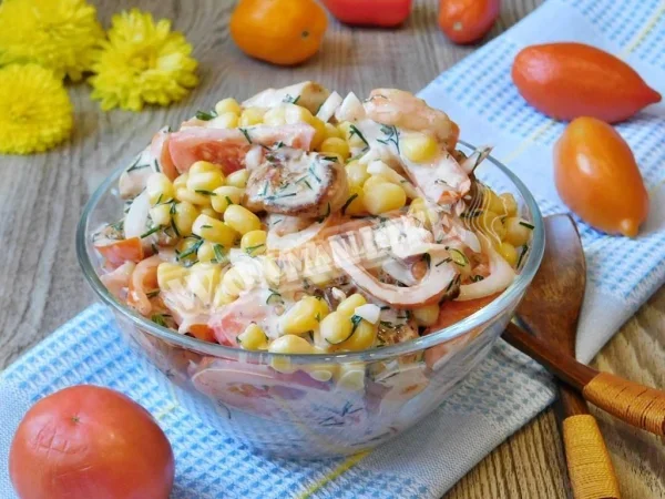 Салат з помідорами, кукурудзою, смаженою куркою і сметаною