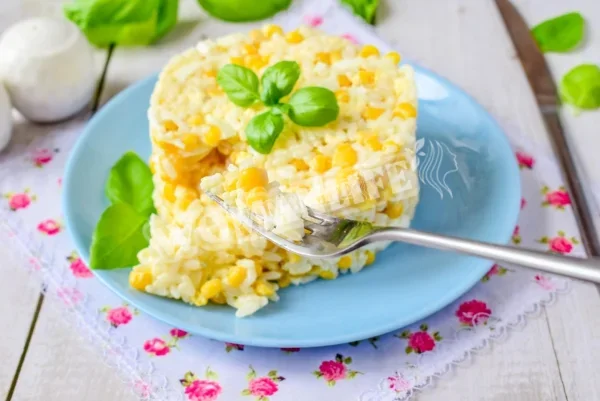 Салат рис кукурудза яйце