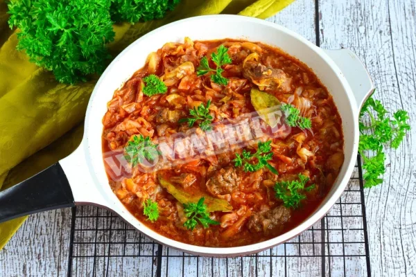 Тушкована капуста з тушонкою на сковороді