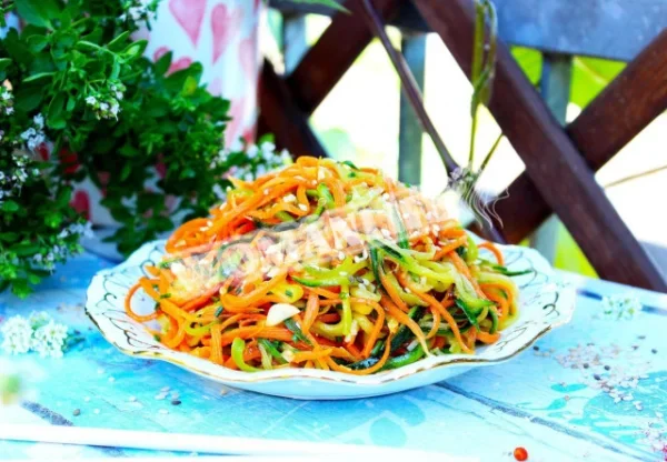 Салат з соєвим соусом і овочами