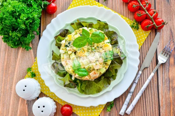 Салат з курячою грудкою, огірком і яйцем