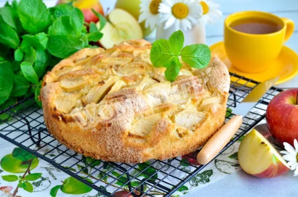 Шарлотка на яйцях з яблуками