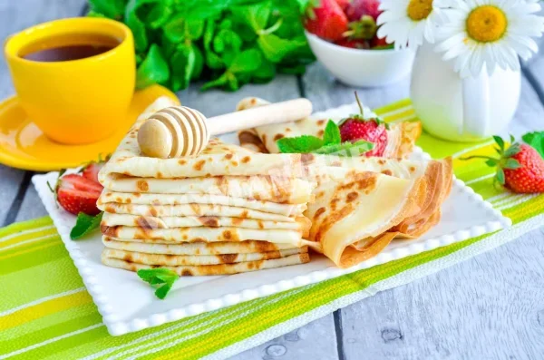 Тонкі млинці з молоком і яйцем